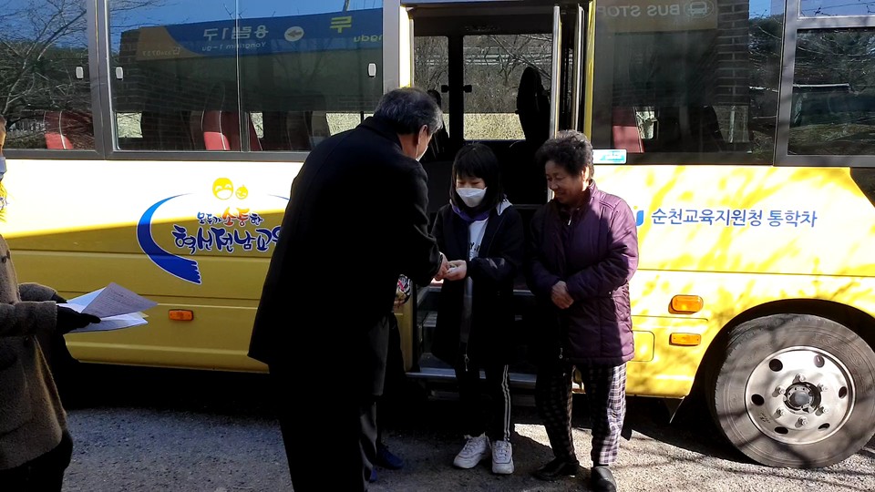 순천 황전초등학교 교사들이 학생 가정을 방문하여 안부를 확인하고 선물을 나눠주고 있다.