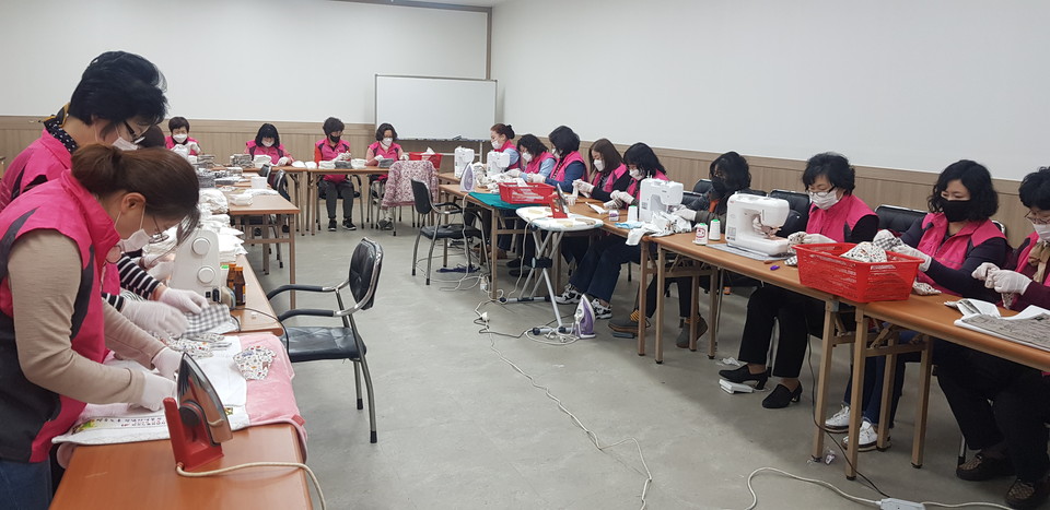 전남학교비정규직노조 조합원들 면마스크 제작 활동