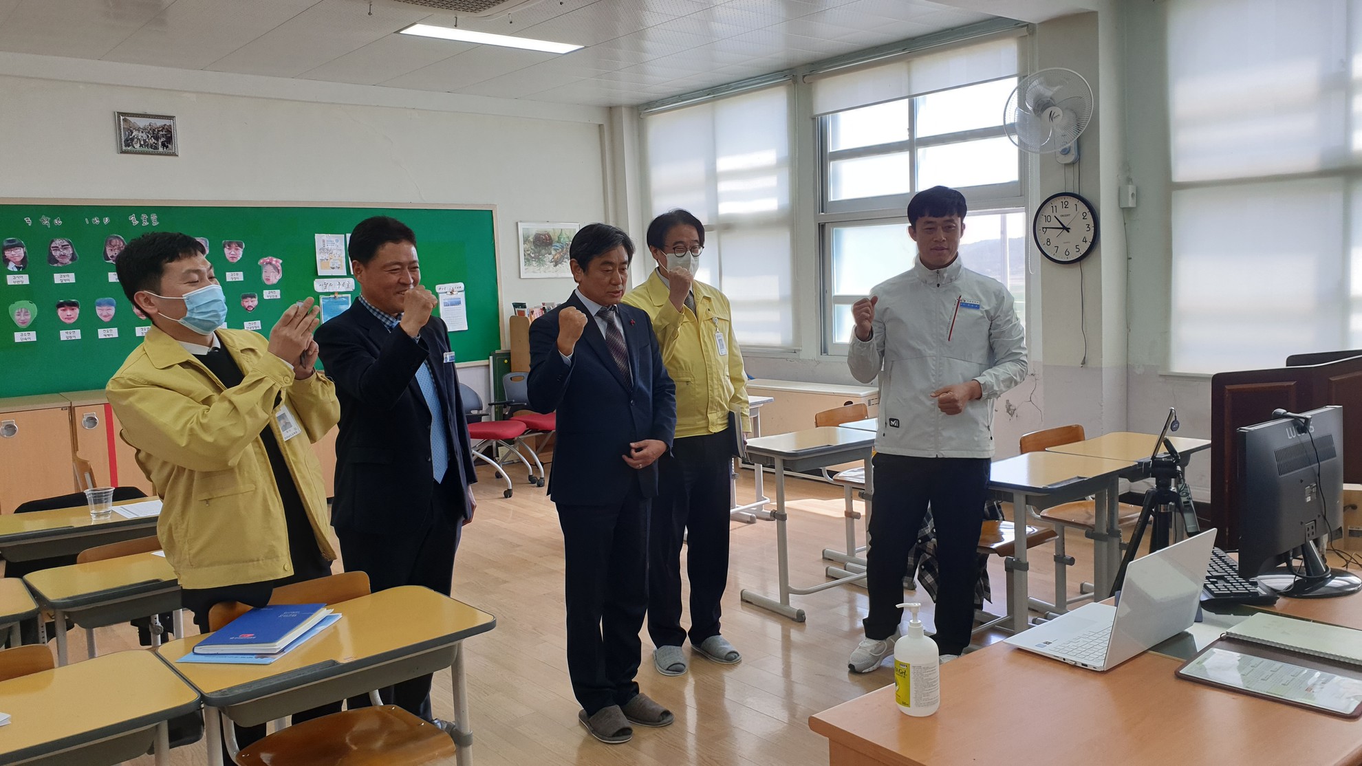 김재흥 교육장은 안좌중학교 체육교사의 ZOOM을 활용한 쌍방향 원격수업에서 학생들을 격려하고 있다.