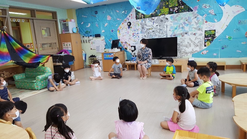 원장선생님과 유아들이 반별로 각 교실에서 오붓한 여름방학식을 하고 있어요.