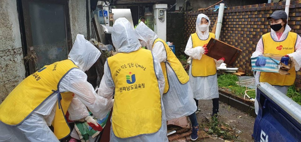 전남교육청 직원들 담양읍 담주리 폭우 피해 복구작업 현장(1)