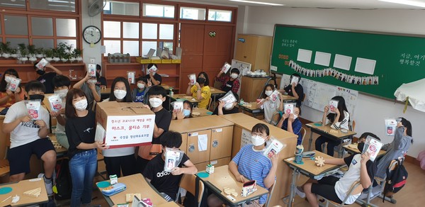 마스크 및 소독물티슈를 전달받은 학생들의 모습