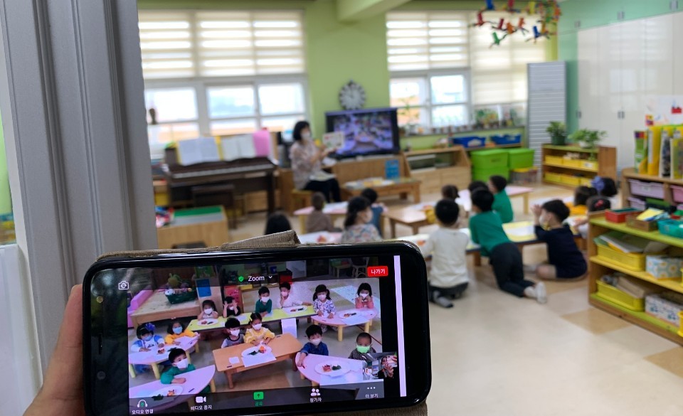 교실 수업 장면이 학부모에게 실시간으로 전송되는 장면