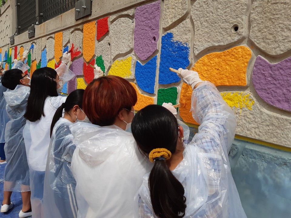 5~6년이 각 학급별로 1시간씩 옹벽에 색페인트 작업