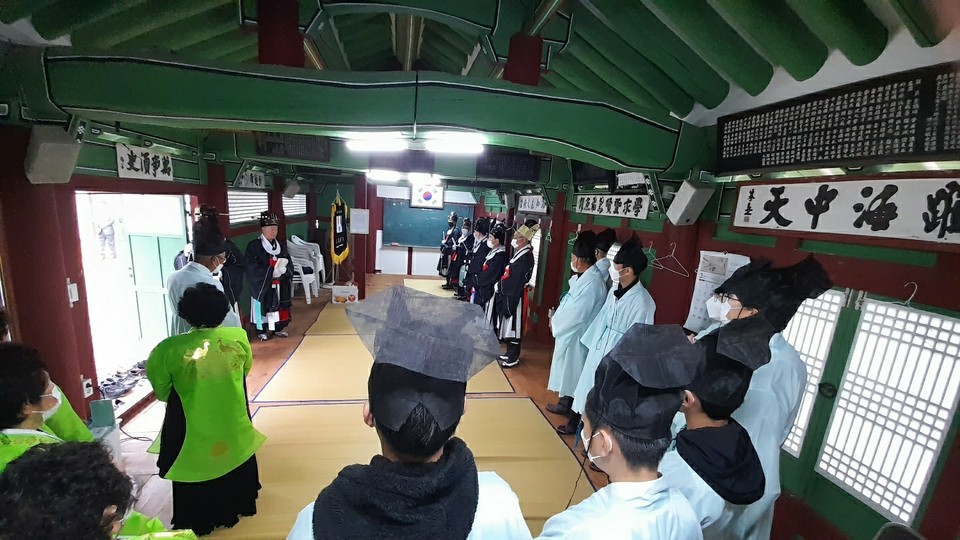 지난 3월 20일 옥과향교 문묘 춘기 석전대제향에 학생자치회가 참여해 지역과 함께하는 과정 속에서 오래된 미래를 배우는 모습입니다.