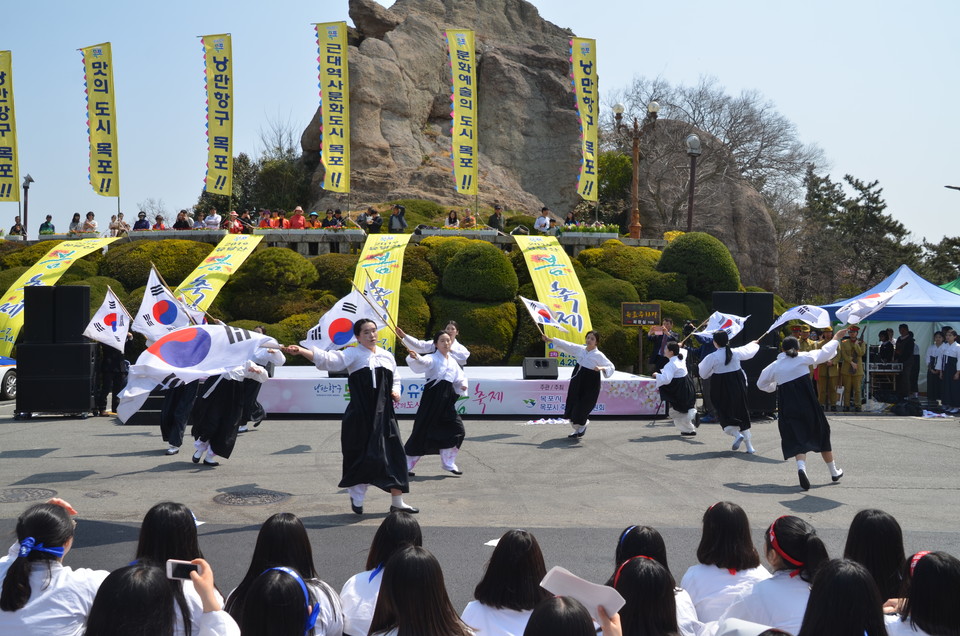 2019년 유달산 노적봉에서 4.8만세운동재현 행사를 진행하고 있는 모습.