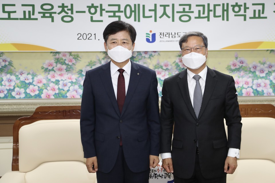 장석웅 전남교육감(왼쪽) - 윤의준 한국에너지공대 총장(오른쪽) 기념사진