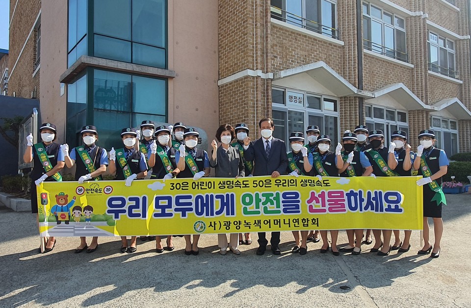6월 8일(화) 오전 8시, 광양백운초등학교 등굣길에서 녹색어머니회, 학생회와 교사가 함께하는 등굣길 교통안전 캠페인을 실시하였다.