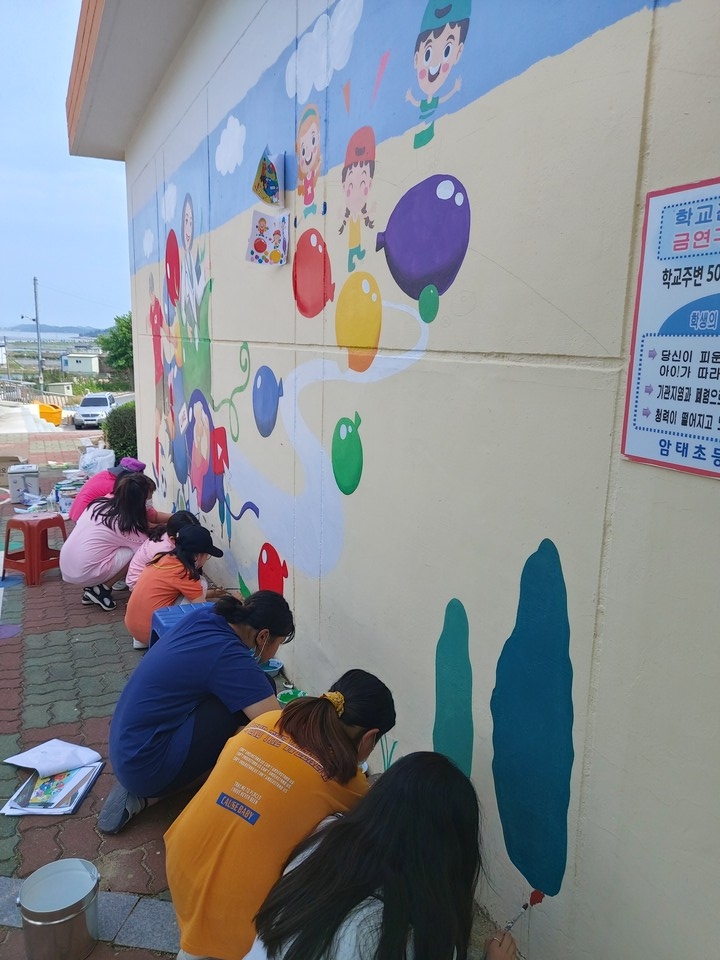 암태초 학생들의 벽화 채색 활동