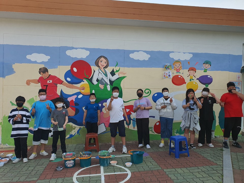 암태초 학생들의 벽화 채색 모습
