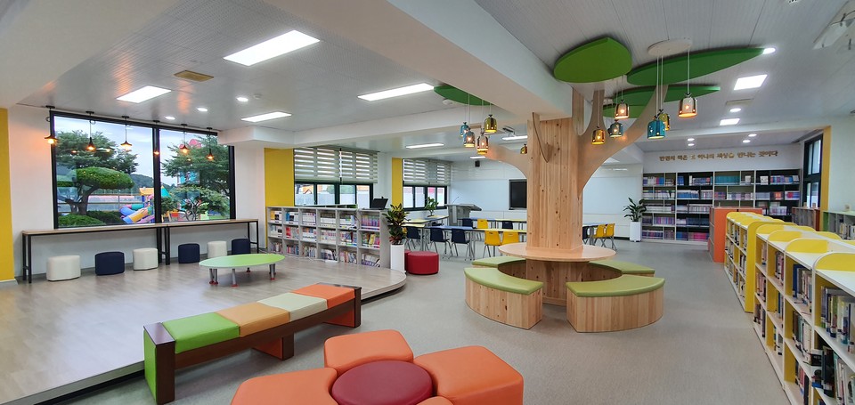 새 모습으로 단장한 화순오성초등학교 학교도서관 ‘꿈자람터’