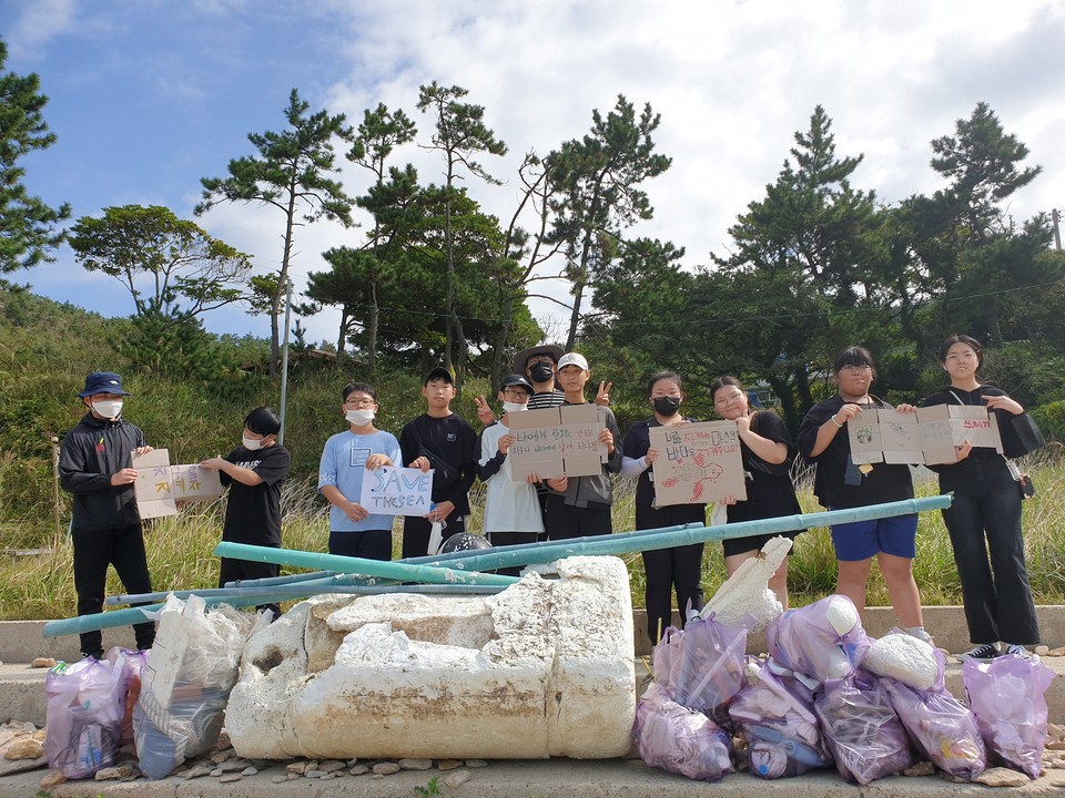 학생들이 주워서 모아놓은 해양 쓰레기 모습