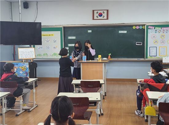 강진중앙초등학교 애플데이 행사중 또래상담자가 학생들에게 편지를 전달해주고 있는 모습