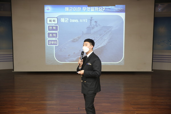지난 3월 24일, 목포중앙고 방송영상과 스튜디오에서 진행한 해군 부사관 설명회. 해군 모병관이 부사관반 학생들을 대상으로 설명회를 하고 있다.
