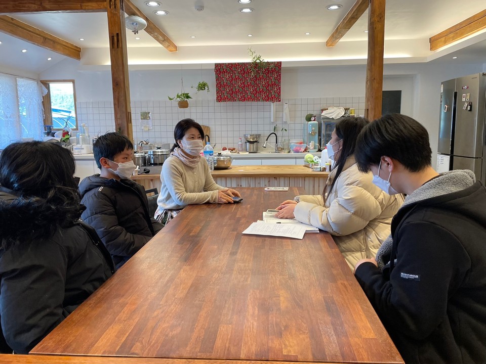 마을의 요리전문가 박성숙님을 찾아 포두농수산물을 활용한 레시피에 대한 인터뷰를 하고 있다.