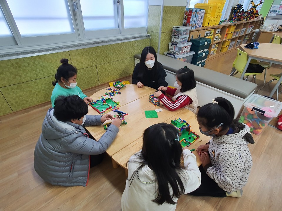 돌봄교실에서 국가장학재단 근로 장학생 학생과 함께 놀이활동