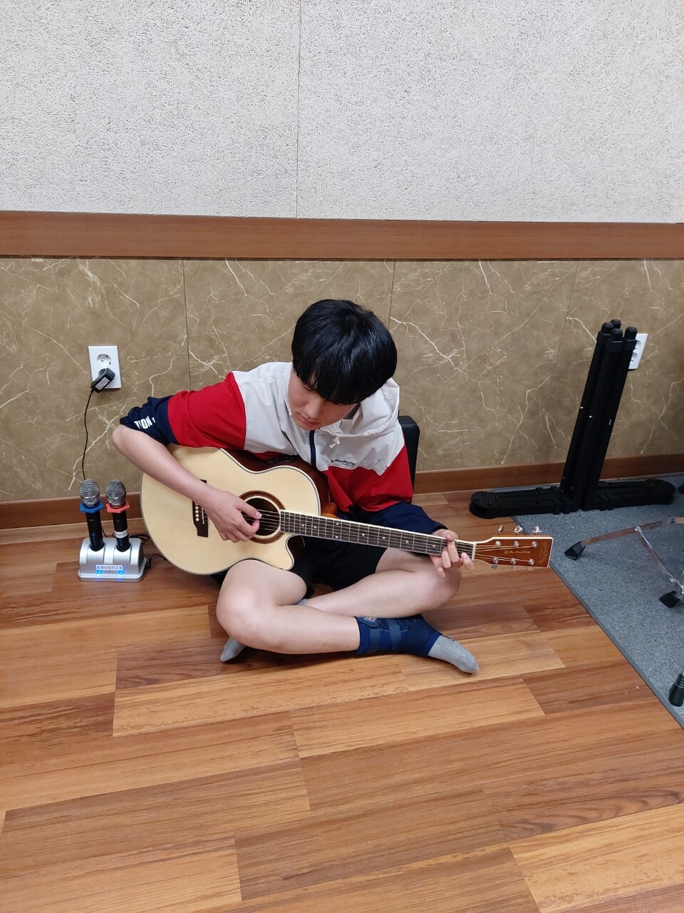 자기성장 프로젝트 시간에 기타를 연습하는 종윤이 , 요즘은 명진샘에게 기타를 가르쳐 주기도 한다. 