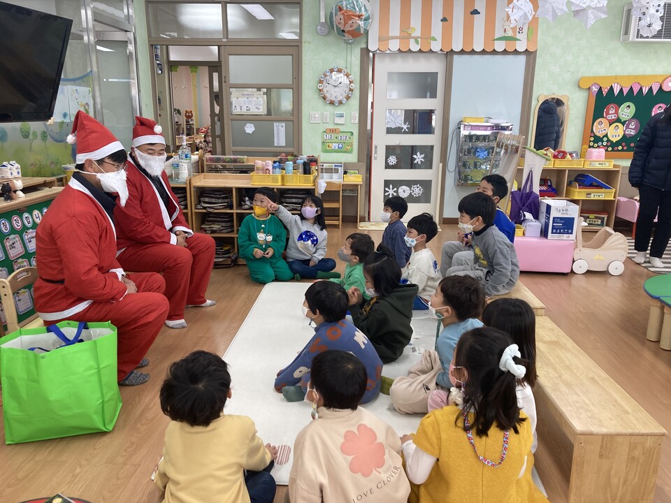 산타로 변신한 학부모회 아버님들이 유치원 아이들에게 따뜻한 이야기와 선물을 전하고 있다.