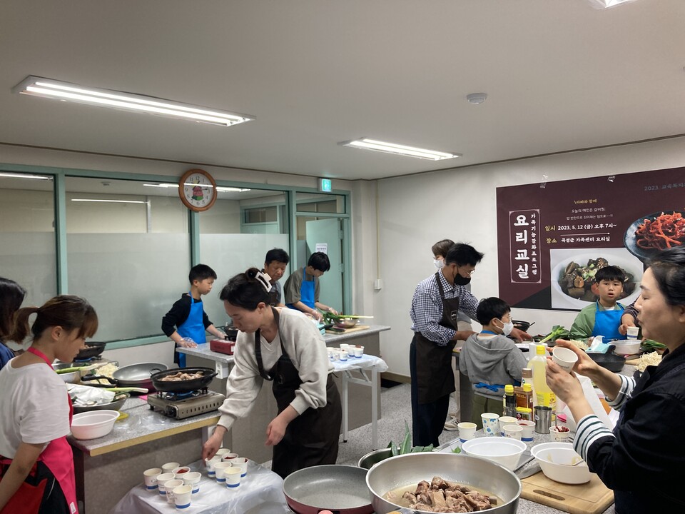 지난 5월 12일에 가족사랑 요리교실을 진행하고 있다.