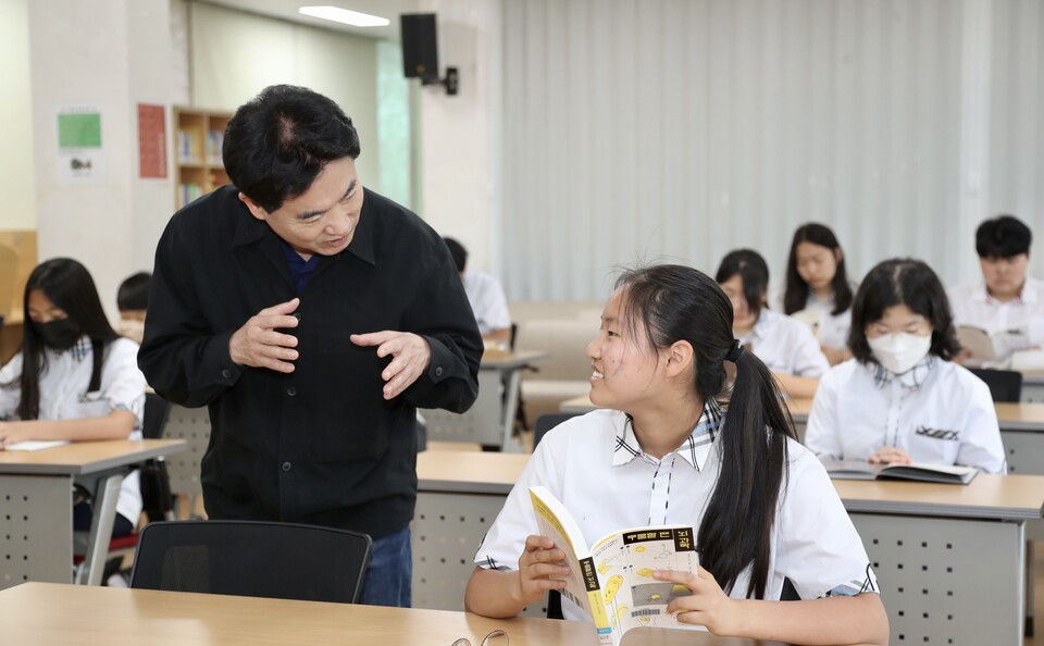 김대중 전남교육감이 5월 31일 진도 의신중학교 독서실에서 아침 독서활동을 하고 있는 학생과 대화하고 있다.