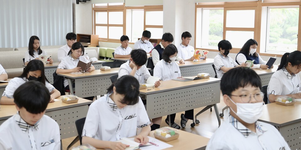 진도 의신중학교 학생들이 5월 31일 교내 독서실에서 아침 독서활동을 하고 있다.