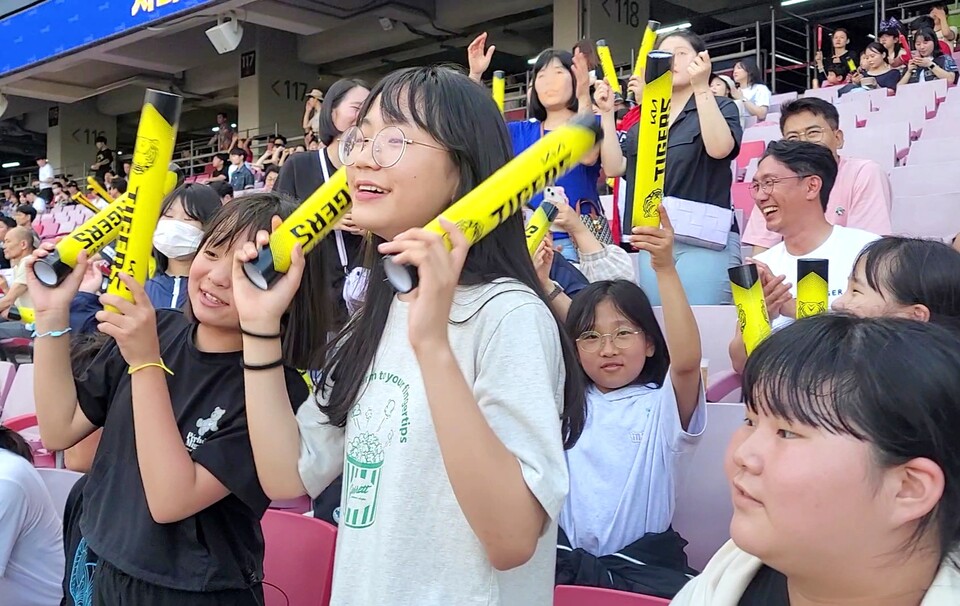 광주기아챔피언스필드에서 응원하는 모습