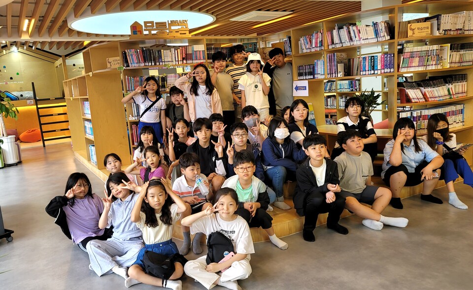 도곡초등학교 도서관에서 단체사진