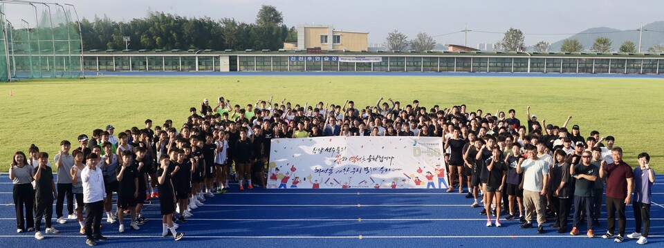  관계자들과 전남체육고등학교 학생 선수 및 지도자들이 ‘104회 전국체육대회’ 성공개최를 기원하며 파이팅을 외치고 있다.