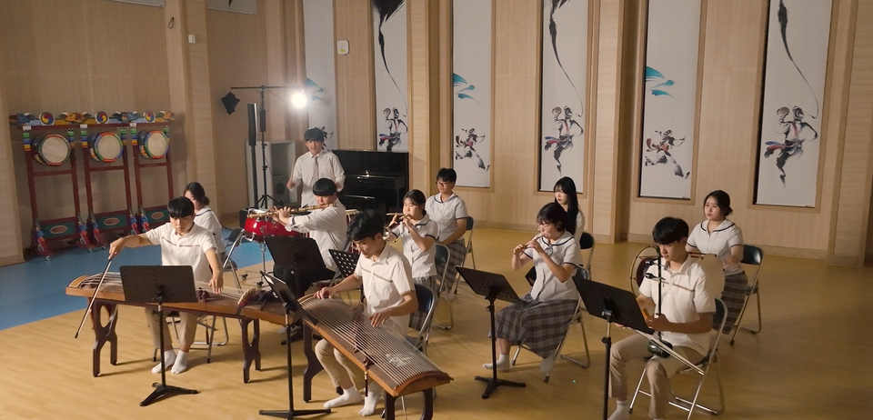 진도 국악고등학교 학생들이 전국체육대회 시상곡을 연주하고 있다.