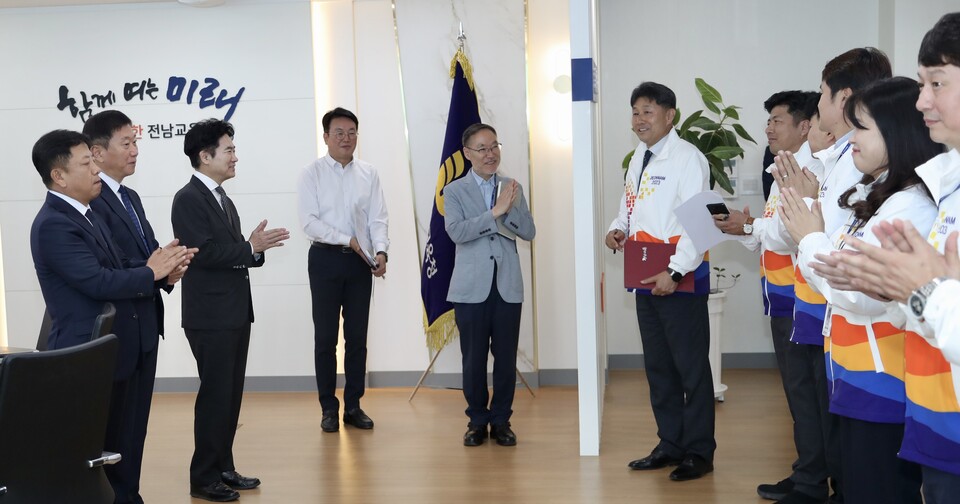 김대중 교육감(왼쪽 세 번째)과‘104회 전국체육대회’기획단 관계자들이 대회 성공 개최를 기원하며 박수를 치고 있다.