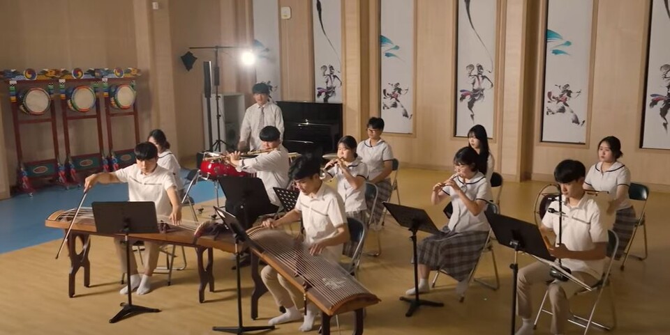 전국체육대회 104년 역사상 최초로 시상곡을 제작한 진도고등학교 학생들이 연주를 하고 있다.