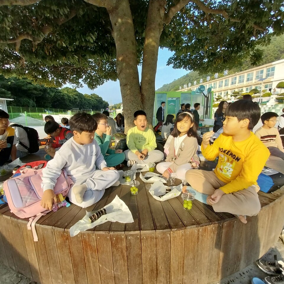 시원한 가을바람을 맞으며 함께 아침 식사를 하는 학생들