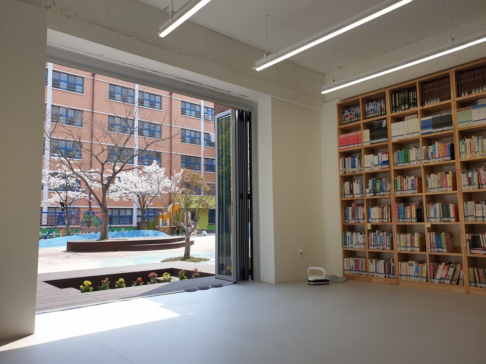 연결성‧개방성을 고려해 본관 1층에 마련한 순천왕지초 도서관.