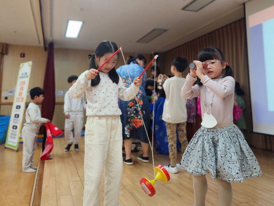 일본, 베트남 등 다양한 나라의 전통 놀이를 직접 체험하는 모습