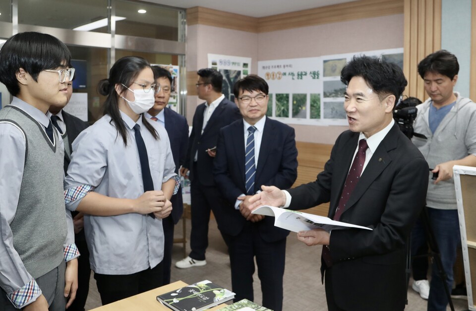 김대중 교육감이 영산강 프로젝트 활동 결과물을 들고 학생들과 대화하고 있다.