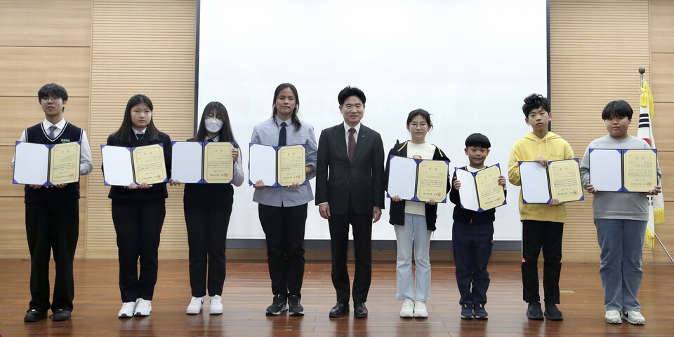 최우수 활동상을 받은 8팀 대표 학생들과 김대중 교육감이 기념사진을 찍고 있다.