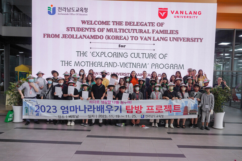 프로젝트에 참여한 학생들이 반랑대학교 한국어문화학부 캠프를 마치고 기념사진 촬영을 하고 있다.