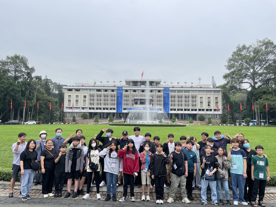 학생들이 통일궁에 방문해 베트남 역사를 배운 뒤 기념사진 촬영을 하고 있다.