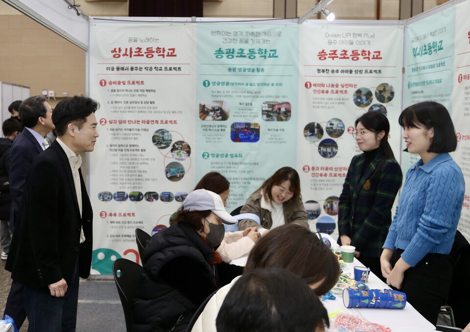 김대중 전남교육감이 2023 전남 작은학교 교육박람회장 부스를 참관하고 있다.
