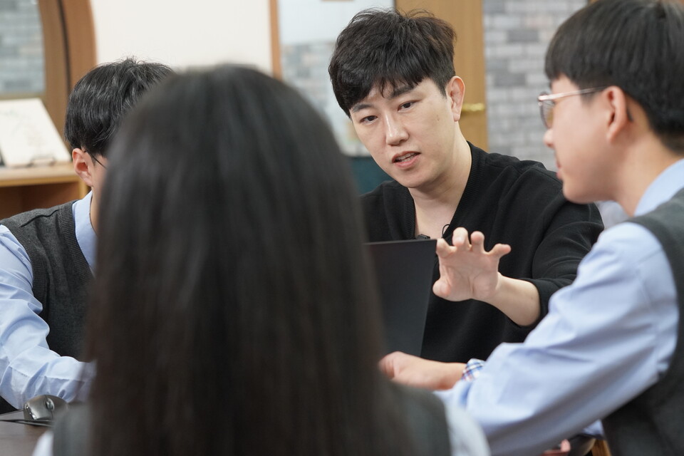 유튜버 요리용디가 방송영상과 학생들에게 영상 기획 단계에서 아이디어를 내는 방법에 대해서 교육하고 있는 모습