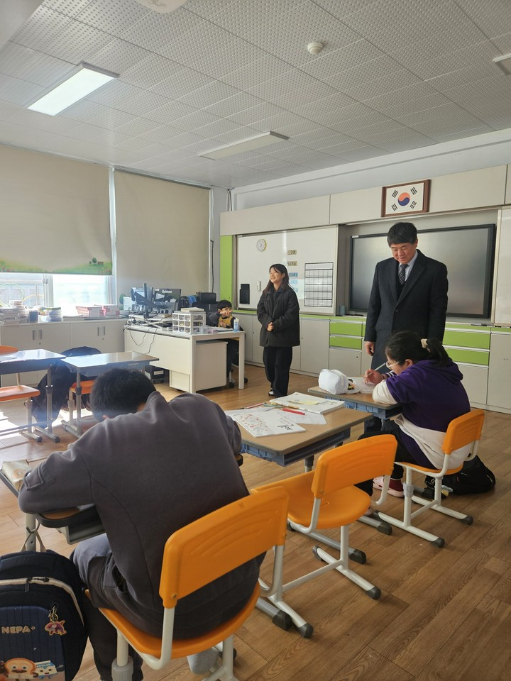 순천교육청 허동균 교육장, 겨울방학 대학생 튜터링 현장 방문 - 교육 | 코리아NEWS