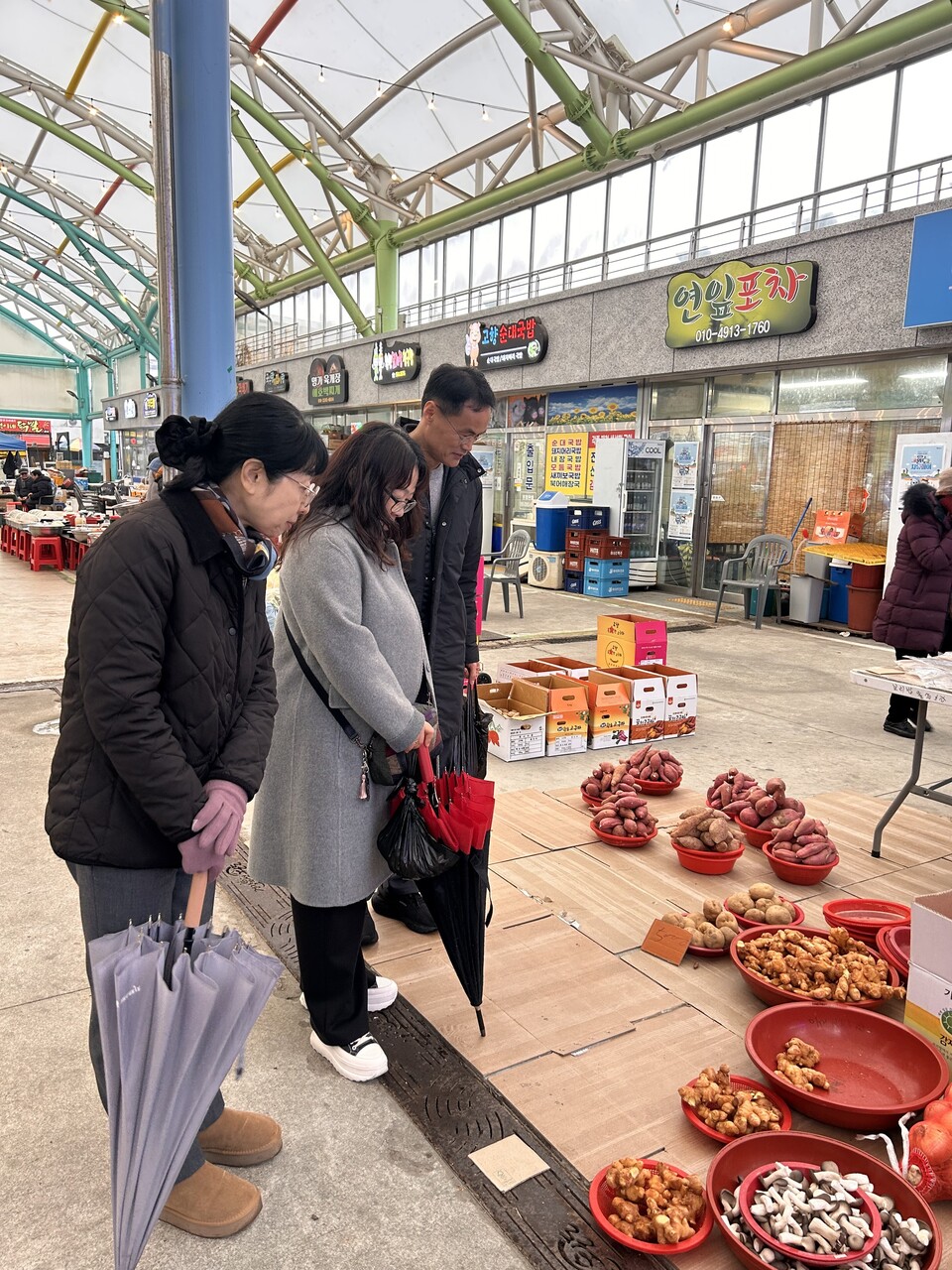 완도교육지원청, 명절 맞아 전통시장 누비며 지역경제 살린다