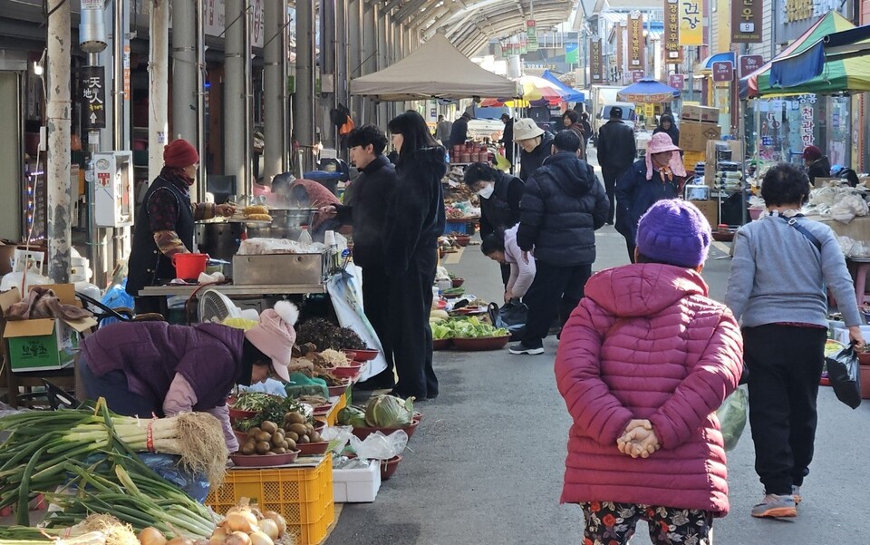 장흥교육지원청, 설 명절 앞두고 전통시장 방문해 지역상생 약속