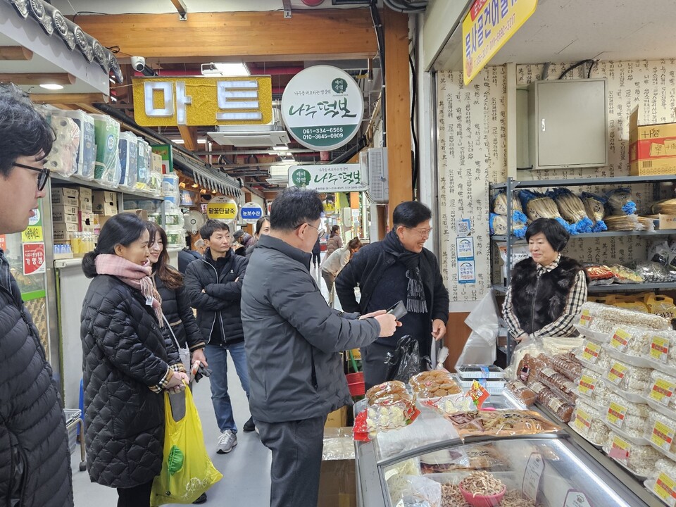 나주도서관, 전통시장 걷고 쓰레기 줍는 ‘청렴 플로깅’