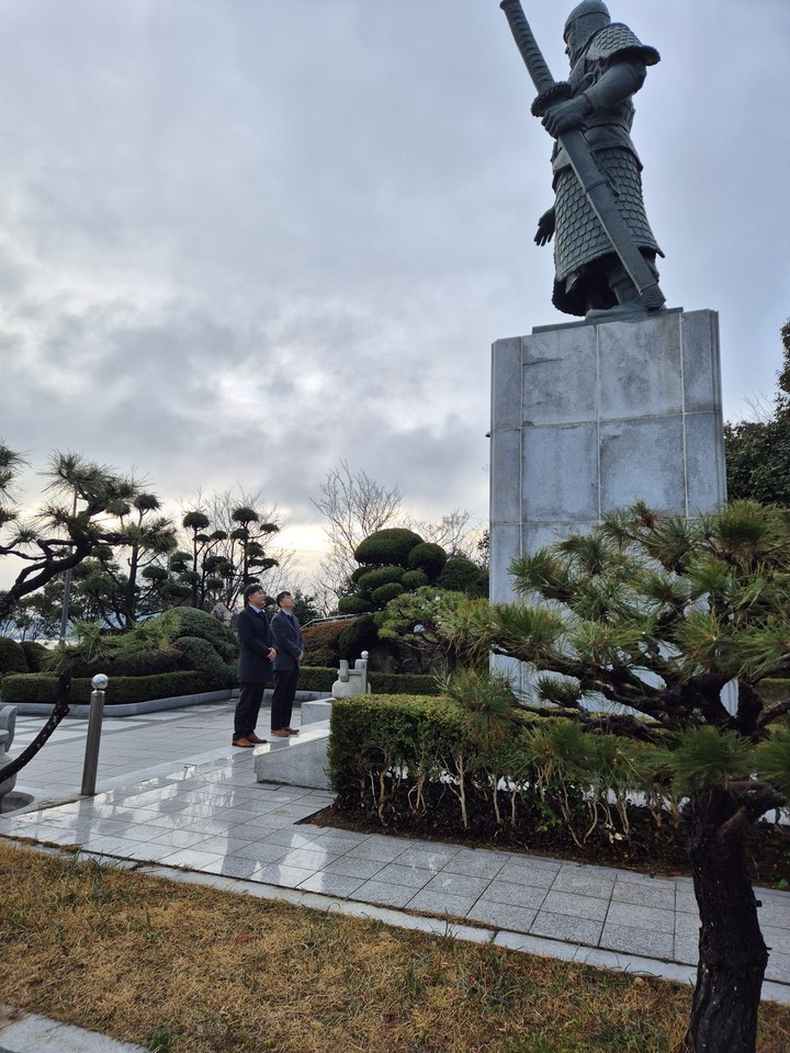 박재현 목포교육장, 충무공 동상 방문하며 '지역과 함께 성장하는 교육' 천명 - 교육 | 코리아NEWS