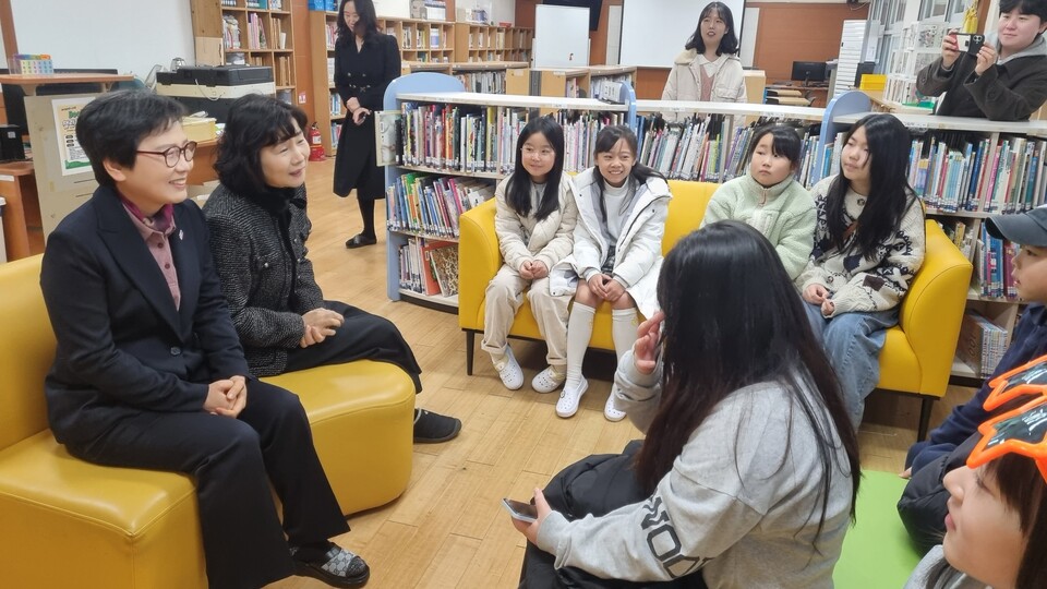 정선영 장성교육장, 새 학년 첫 등교일 따뜻한 응원 - 교육 | 코리아NEWS