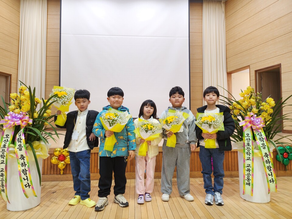 곡성 오산초, 동문 장학금 나눔과 유학생 환영으로 따뜻한 입학식 개최 - 교육 | 코리아NEWS