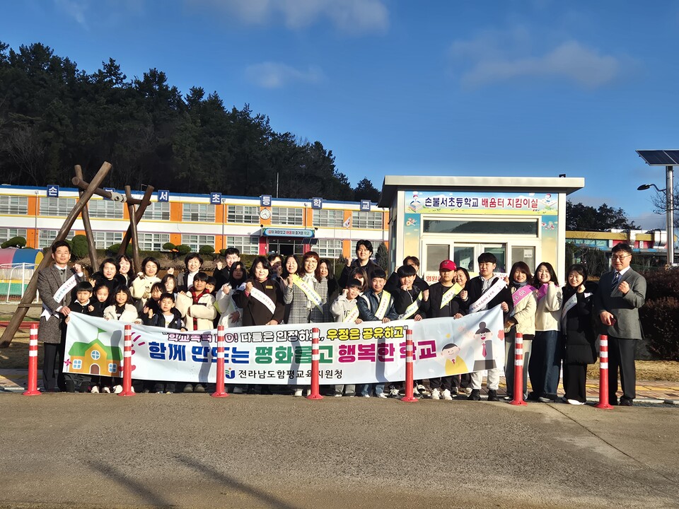 함평교육지원청 최은순 교육장, 첫 출근부터 ‘등굣길’ 찾아…안전 강조 - 교육 | 코리아NEWS