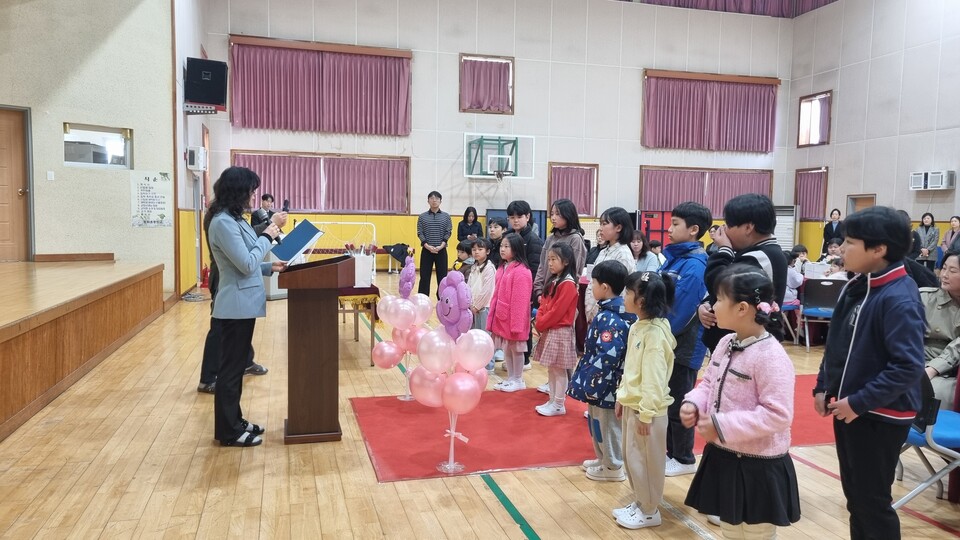 동화초, 신입생에 70만 원 장학금 전달…테이블 입학식 화합 - 교육 | 코리아NEWS