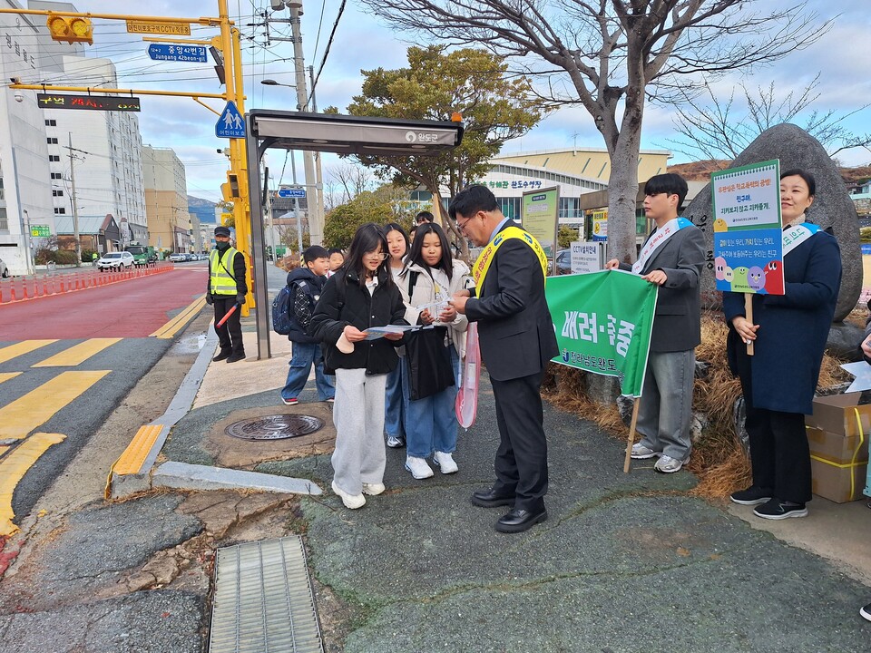완도교육지원청, 2026 새학기 등굣길 안전과 학폭예방 ‘한마음’ - 교육 | 코리아NEWS